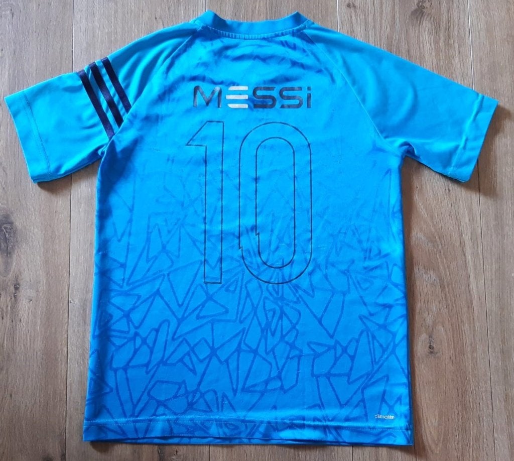 Jongens Blauwe Messi Adidas Voetbal / Gym shirt, Maat 134, Adidas, Gebruikt, Sport- of Zwemkleding, Ophalen of Verzenden