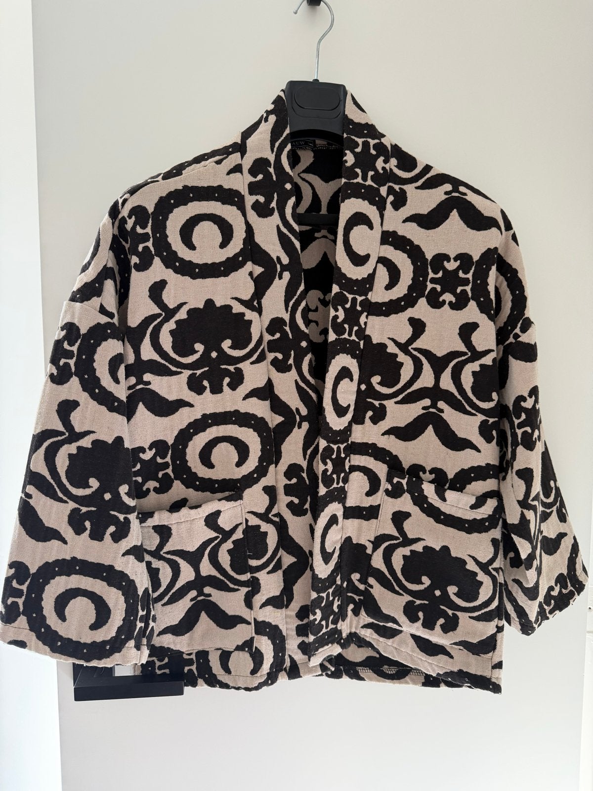 WAUW - Kimono Jasje Zwart/Beige Print | One Size, Ophalen of Verzenden, Zo goed als nieuw, Maat 38/40 (M), Beige