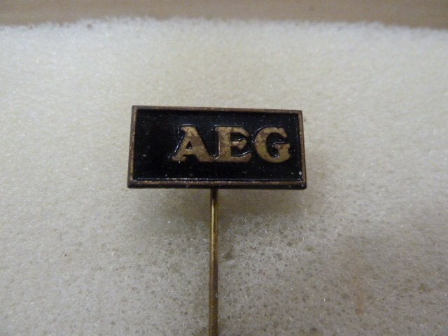 Vintage AEG Speldje - Zwart met Gouden Letters, Verzamelen, Ophalen of Verzenden, Gebruikt, Merk, Speldje of Pin