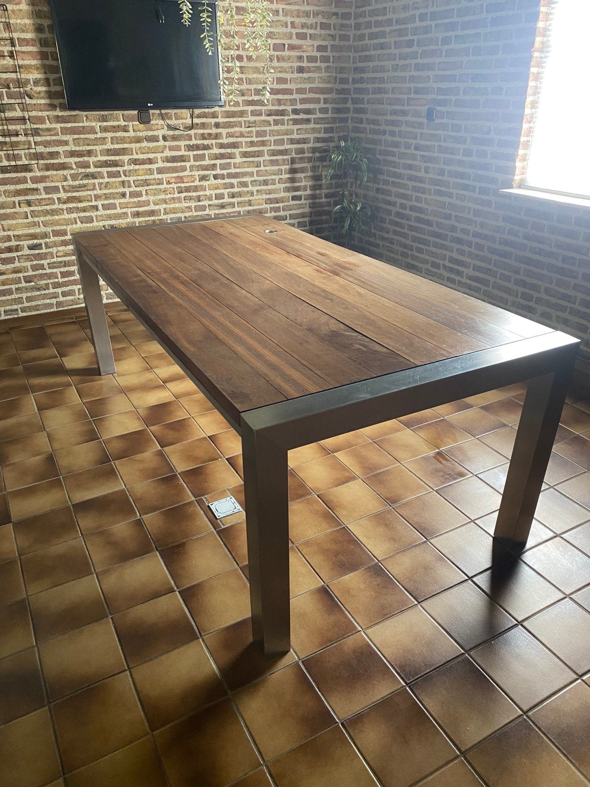 Hardhouten tafel met RVS poten, Ophalen, Overige materialen, Gebruikt, 200 cm of meer