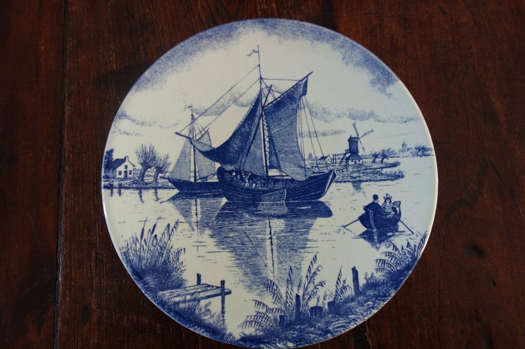 Wandbord Delfts Blauw klederdracht, molen, water, zeilboot., Ophalen of Verzenden
