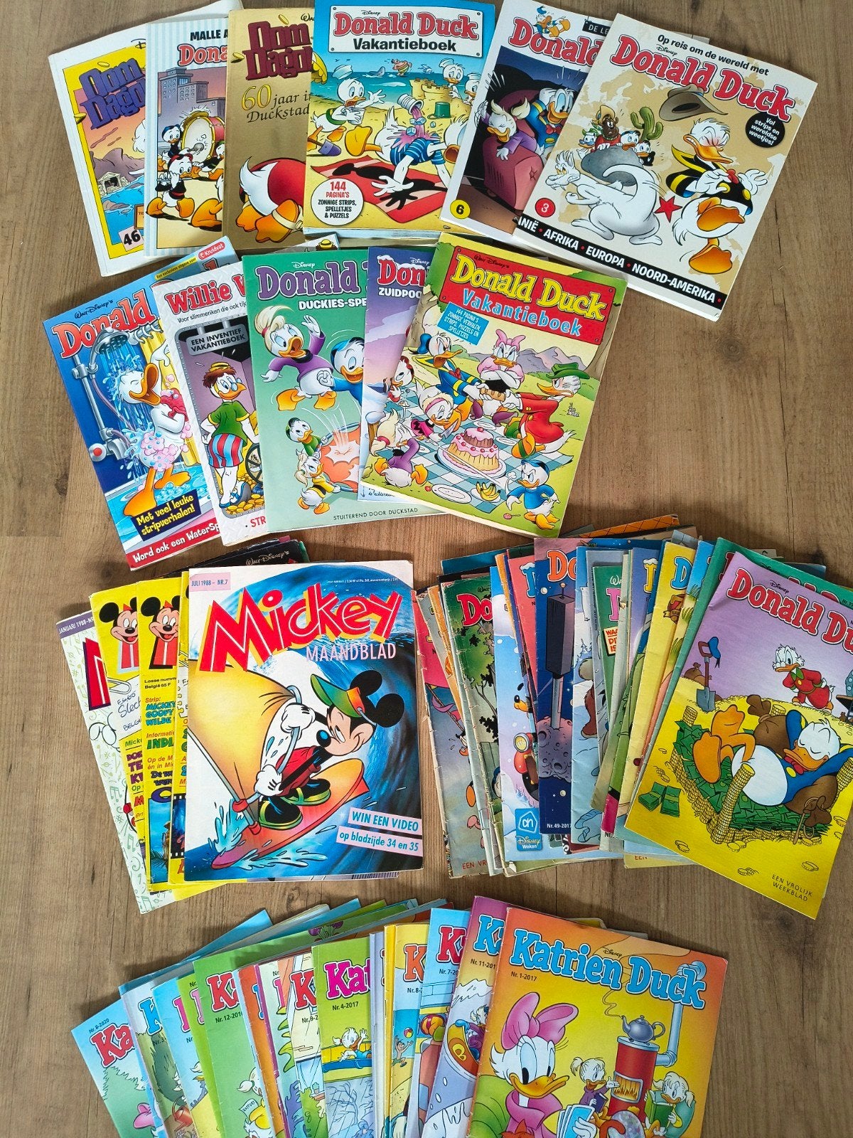 6 kilo donald duck strips /  Mickey/ Katrien / vakantie boek, Boeken, Meerdere comics, Ophalen of Verzenden, Gelezen, Europa