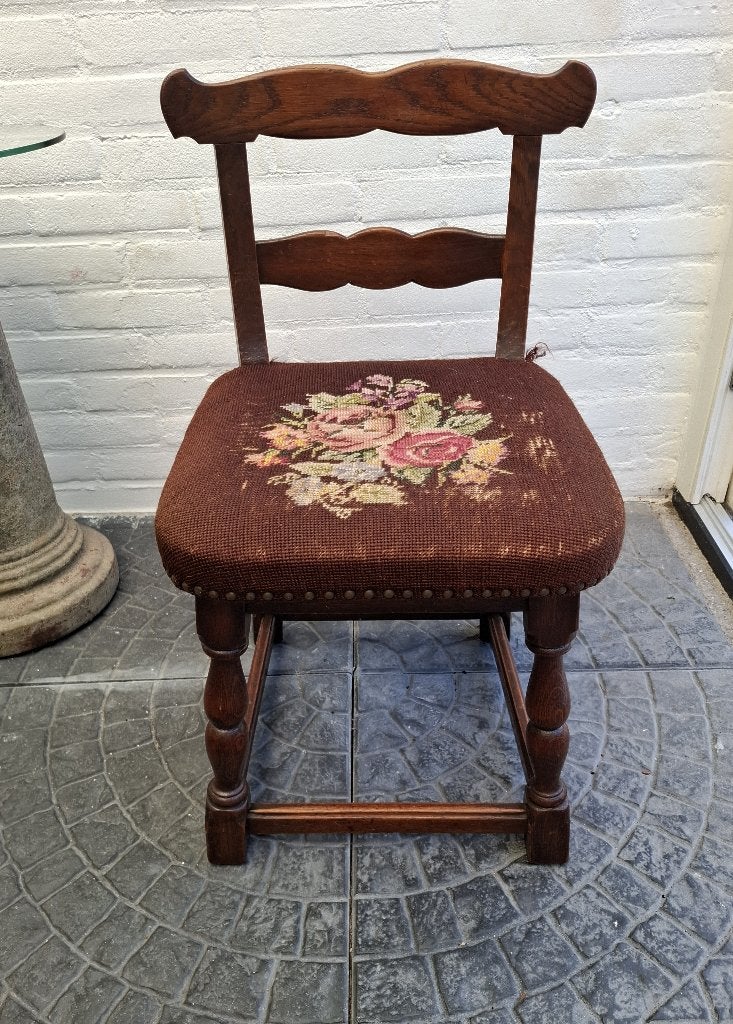 Lief klein antieken petit point kinderstoeltje, Ophalen