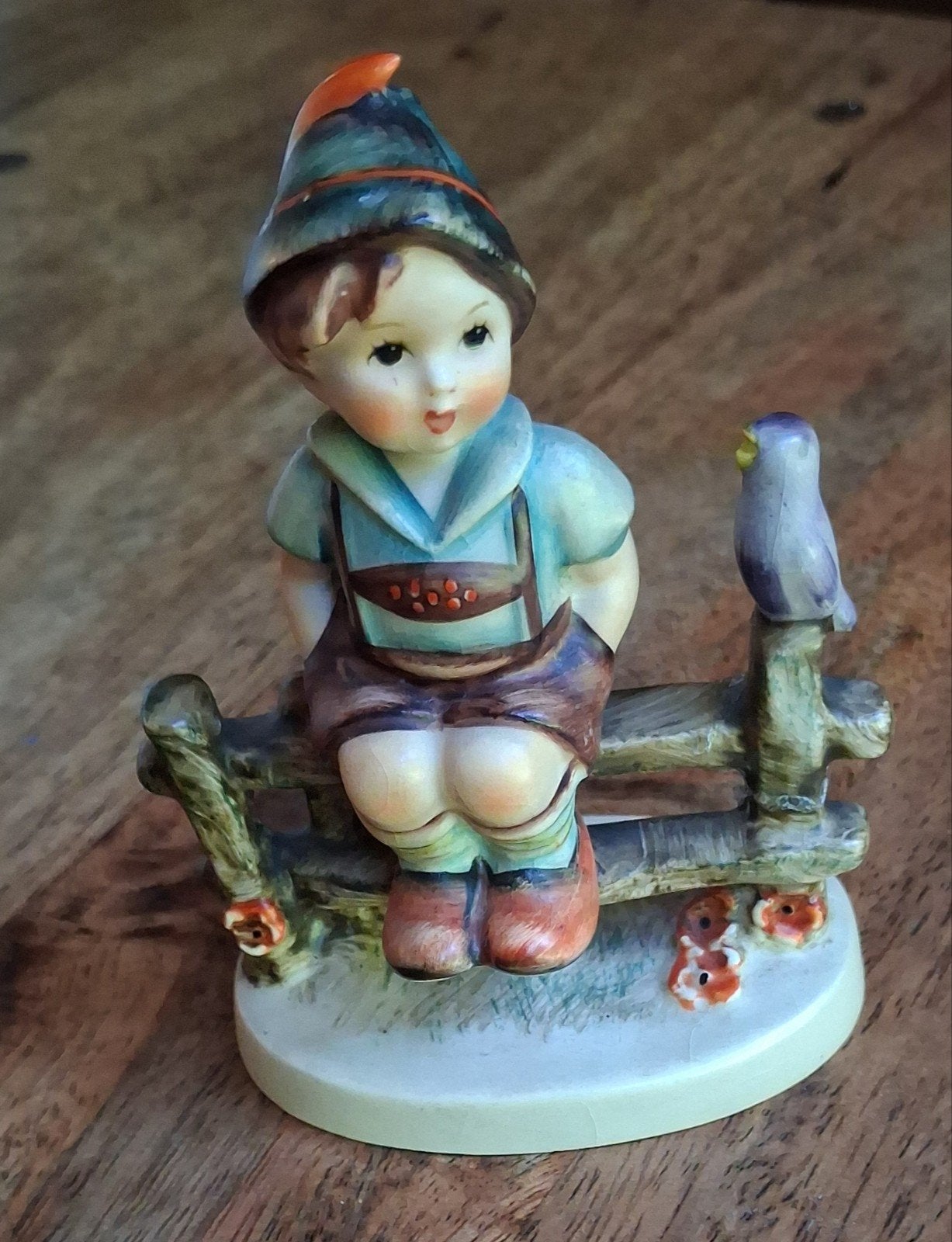 Hummel beeldje: Jongen op hek met vogel (1933), Ophalen