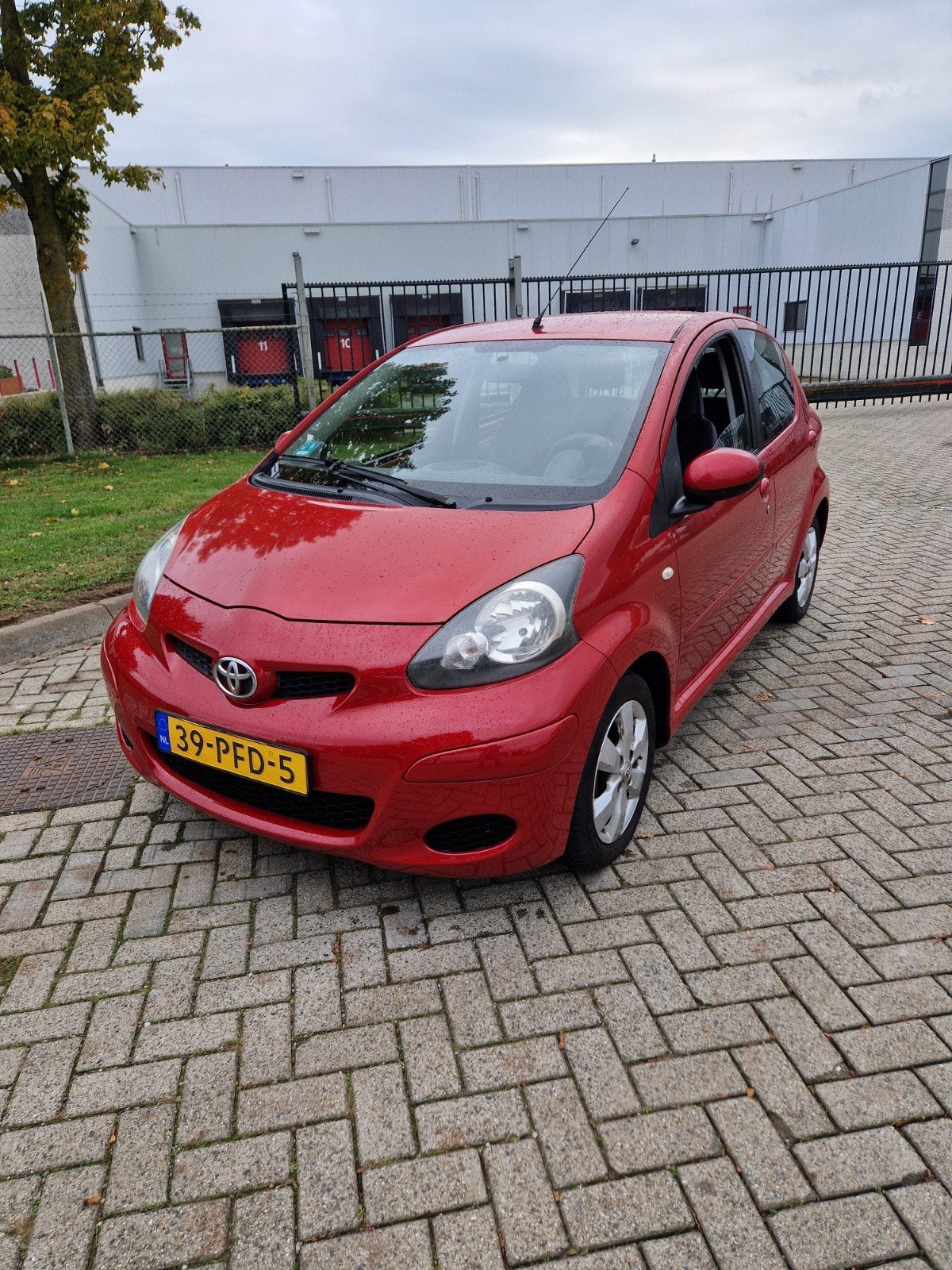 Toyota Aygo 1.0 12V Vvt-i 5DRS 2011 Rood APK 27-10-27, Auto's, Voorwielaandrijving, 4 stoelen, 68 pk, Origineel Nederlands