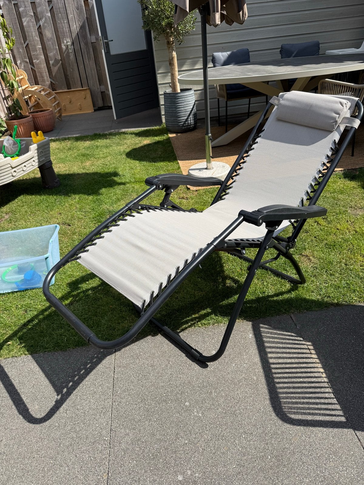 Grijze ligstoel voor strand, zwembad of tuin, Ophalen, Zo goed als nieuw, Textileen, Verstelbaar