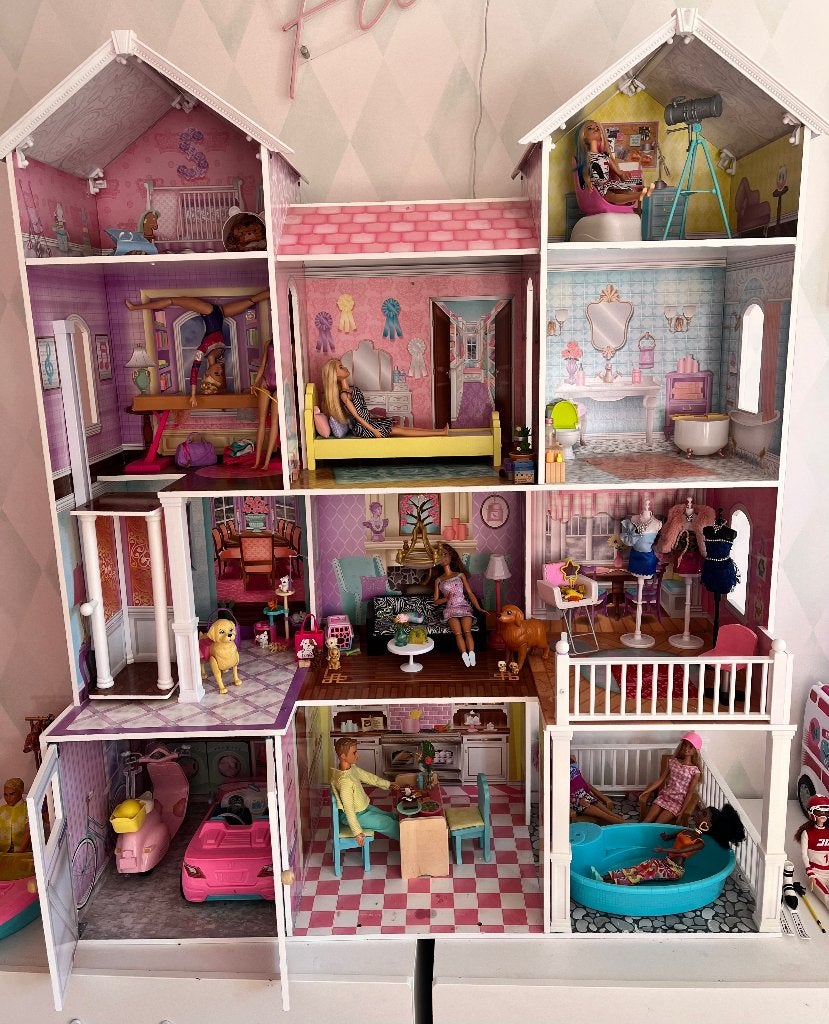 Barbiehuis met veel barbiespullen!, Kinderen en Baby's, Speelgoed | Poppenhuizen, Ophalen, Gebruikt, Poppenhuis