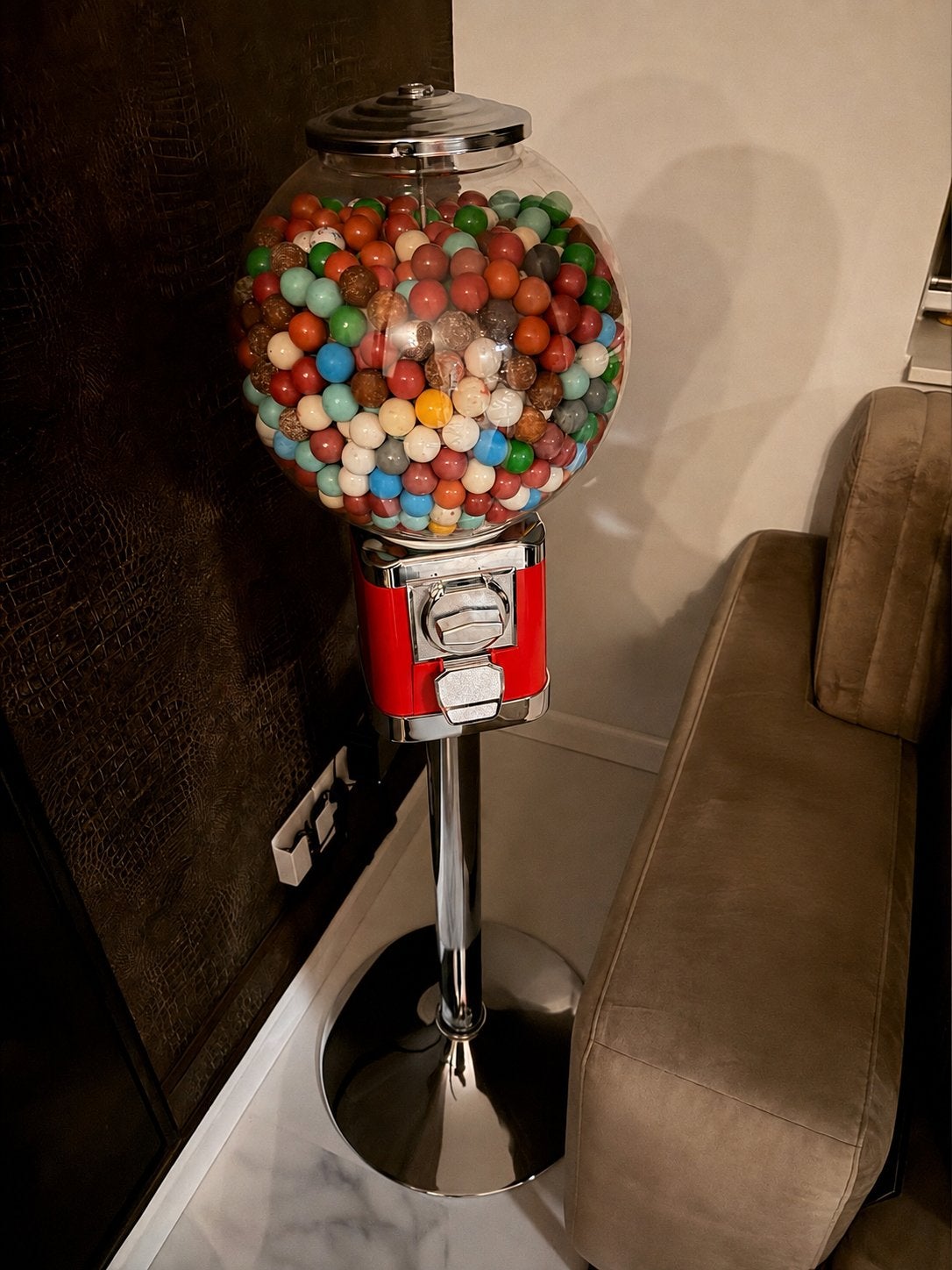 Gumball machine met standaard - werkt op 1 euro munten, Ophalen, Zo goed als nieuw