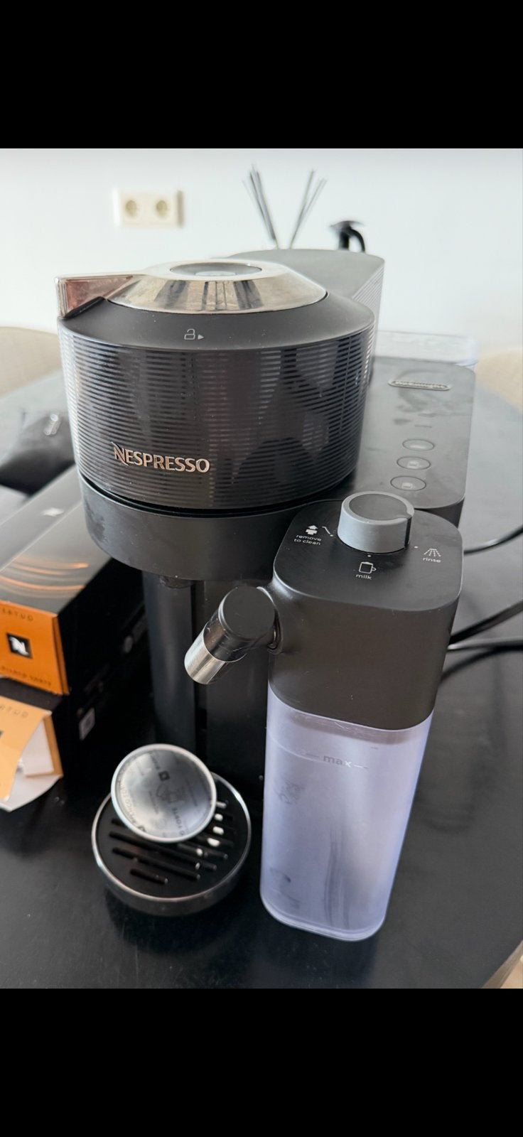 Nespresso De'Longhi Koffiezetapparaat met Melkopschuimer, Ophalen, Koffiemachine, Zo goed als nieuw, Koffiepads en cups