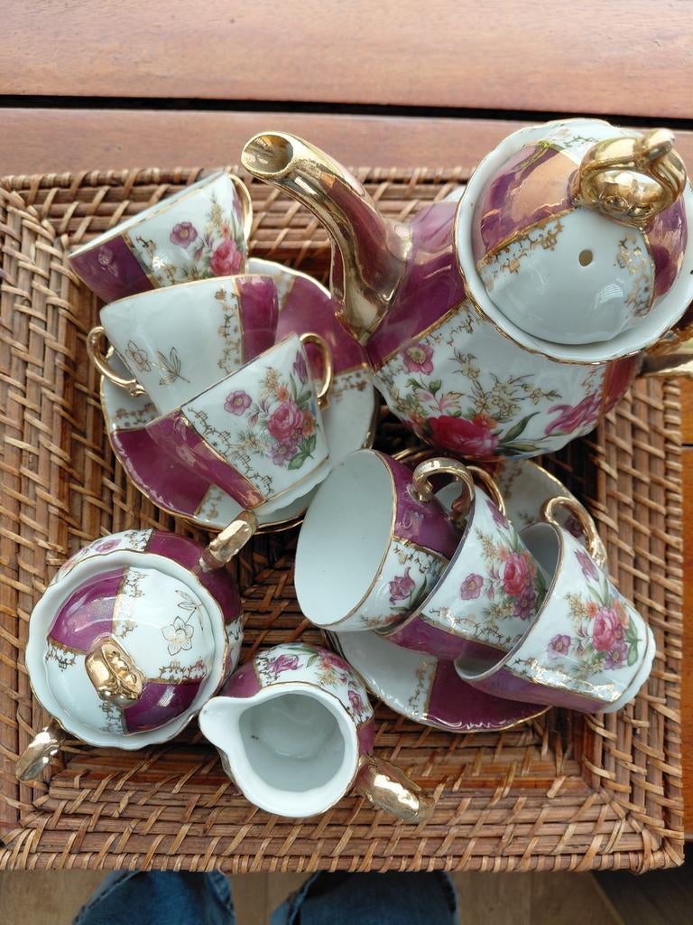 Theeservies met bloemmotief en gouden details, Ophalen of Verzenden