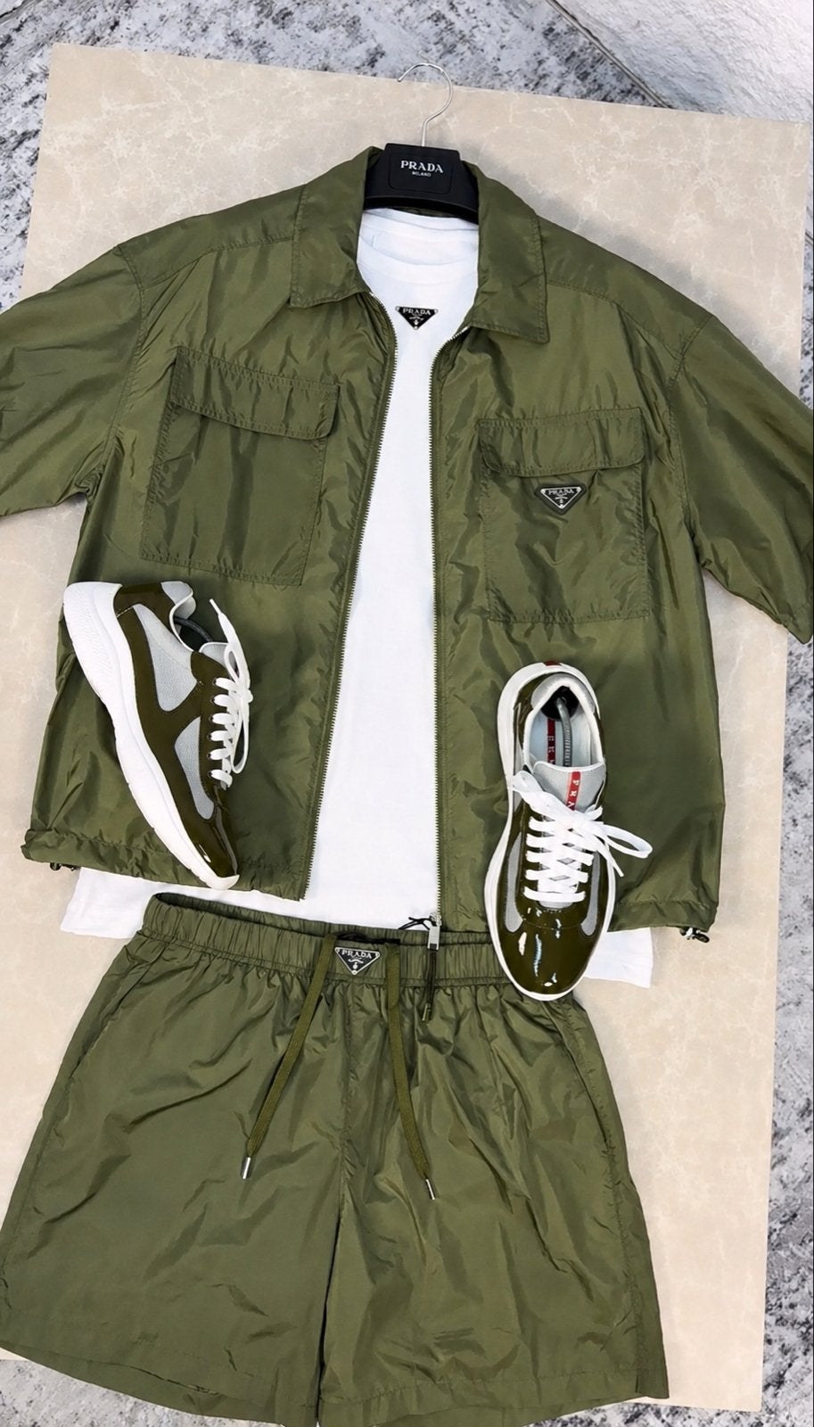 Groene Prada Set Maat L - Jas, T-shirt en Korte Broek, Ophalen, Zo goed als nieuw