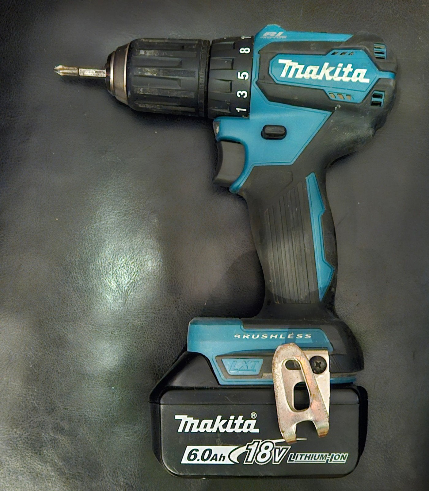 Zo goed als nieuw Makita klopbormachine/18v 6ah € 110., Doe-het-zelf en Verbouw, Ophalen of Verzenden, Zo goed als nieuw, Boor- en Schroefmachine