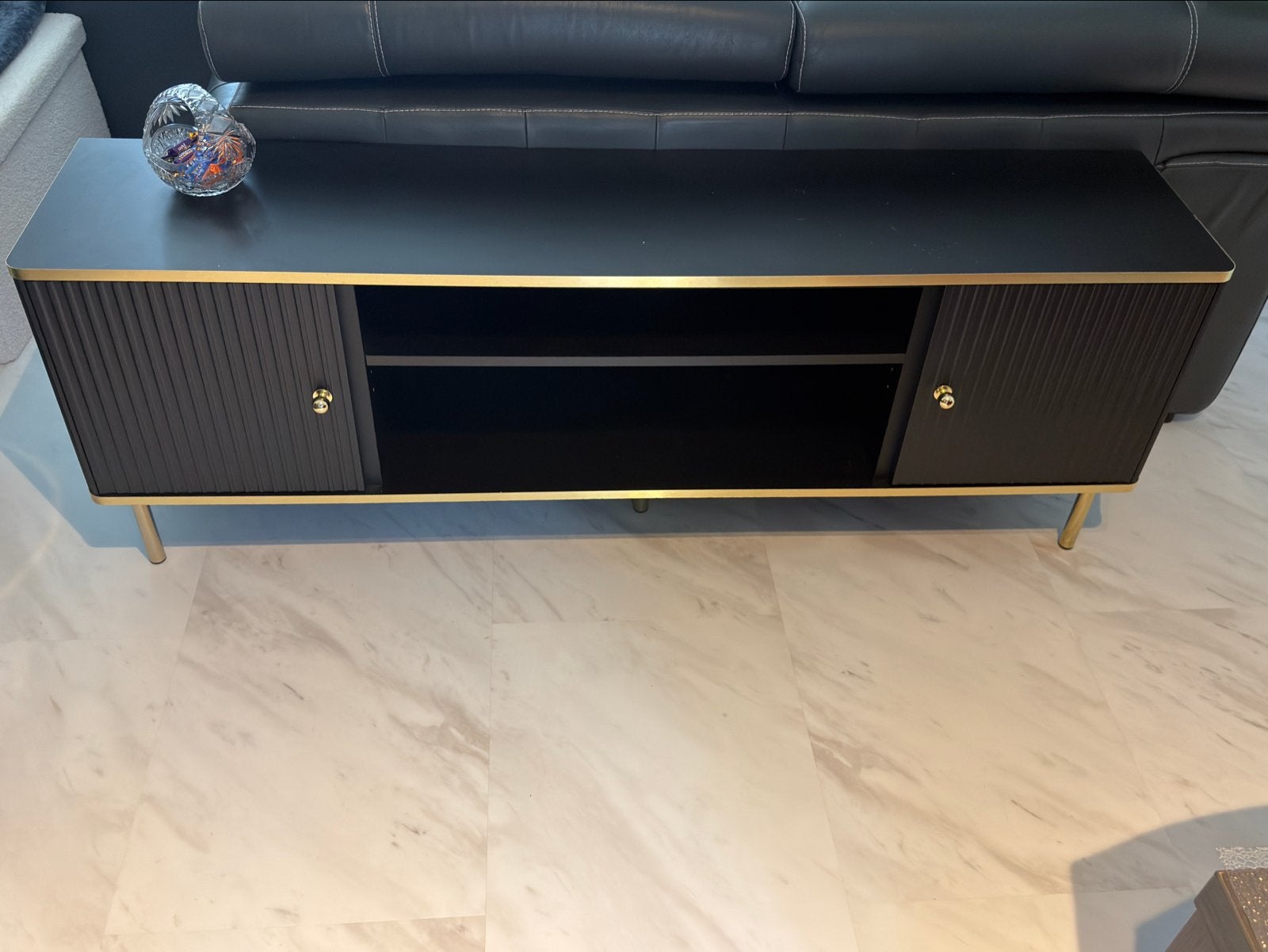 Stijlvol Zwart TV-meubel met Gouden Details, Ophalen, 100 tot 150 cm, Zo goed als nieuw, Minder dan 100 cm