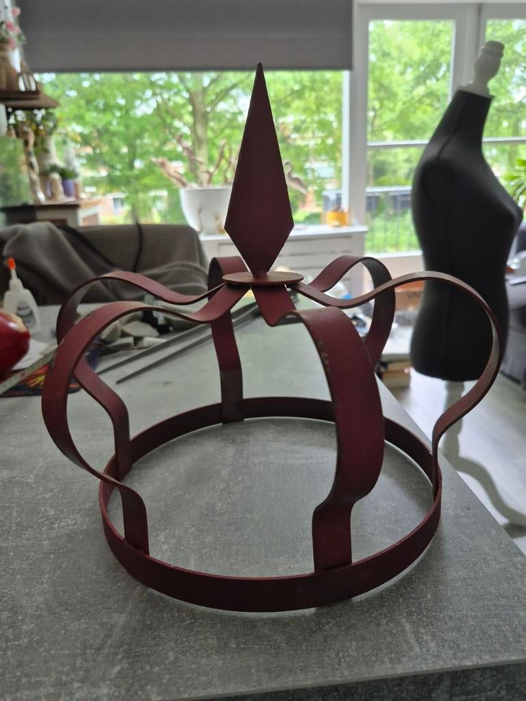 Decoratieve metalen kroon, rood, vintage stijl, Huis en Inrichting, Woonaccessoires | Overige, Vintage, Gebruikt, Ophalen of Verzenden
