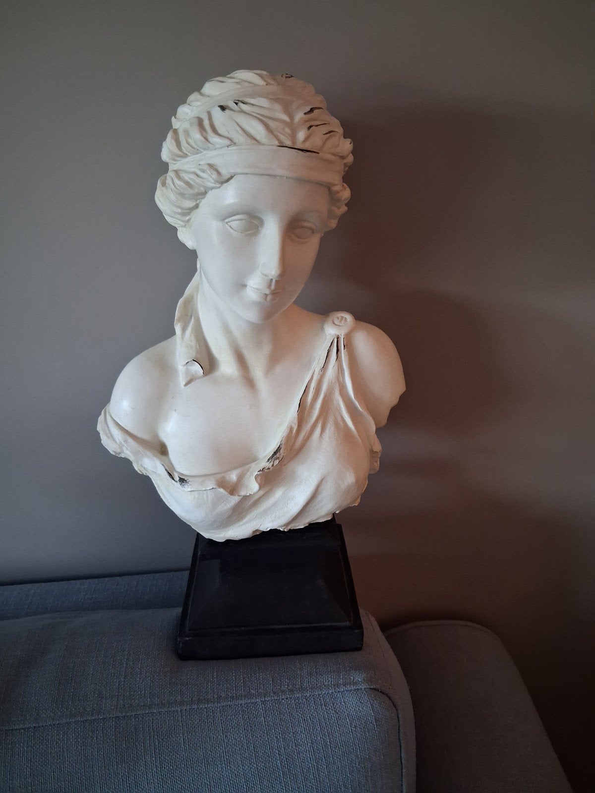 Klassieke buste van een vrouw op sokkel, Gips, Buste, Ophalen of Verzenden, 20 - 50 cm