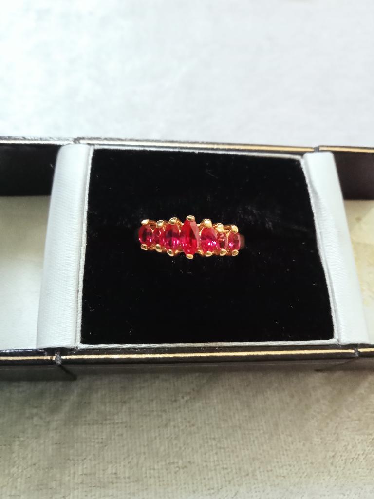 Mooie Goud Doublé Ring met Swarovski Kristallen - Robijn, Sieraden, Tassen en Uiterlijk, Antieke sieraden, Verzenden, Zilver, Ring