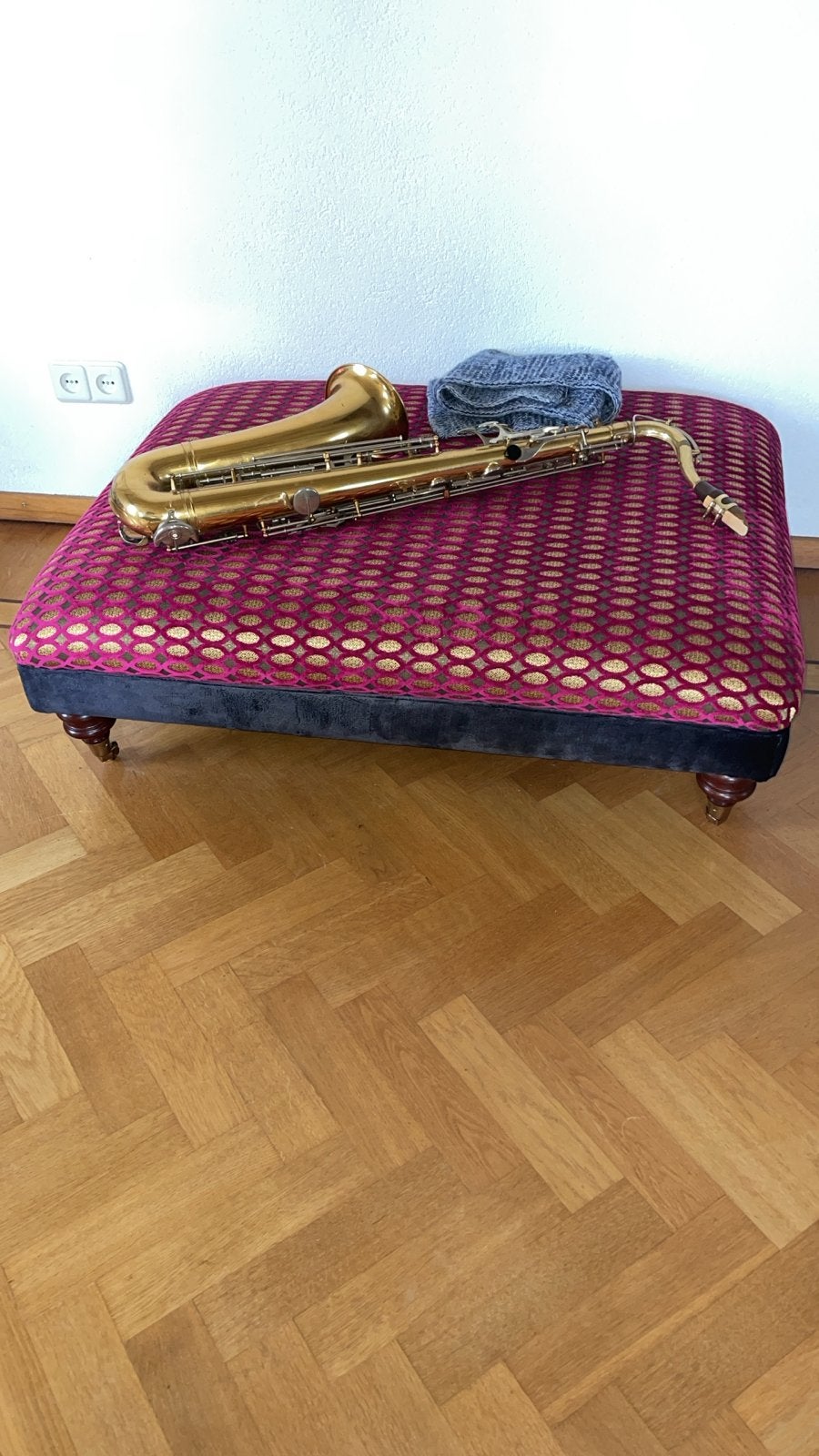 Decoratieve Poef met Wieltjes - fuchsia/goud/blauw velours, Huis en Inrichting, Banken | Voetenbanken en Poefen, Gebruikt, Rechthoekig