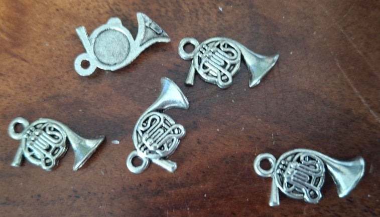 5 stuks zilverkleur bedels waldhorn. 18x9,4 mm, Ophalen of Verzenden, Nieuw, Bedel