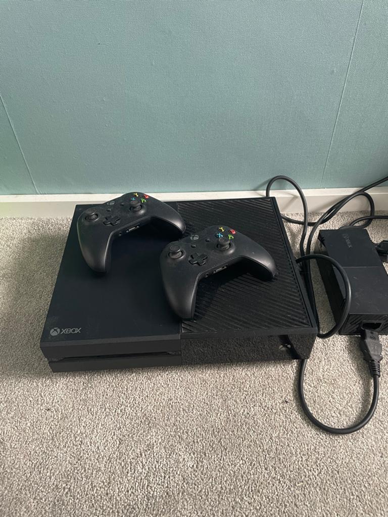 Xbox One met 2 controllers en 11 games, Avontuur en Actie, Eén computer, Ophalen of Verzenden, Zo goed als nieuw