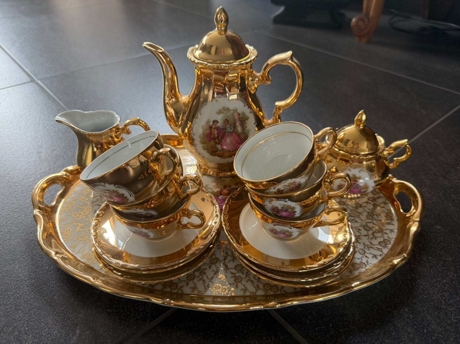 Aardenwerk koffieservies, Ophalen