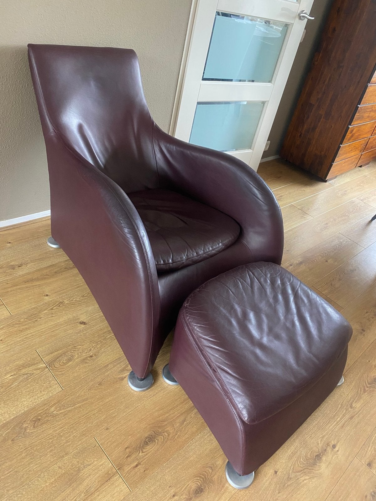 Montig Loge fauteuil met voetenbank - Aubergine leder, Huis en Inrichting, Fauteuils, Ophalen, Gebruikt, Leer, 75 tot 100 cm
