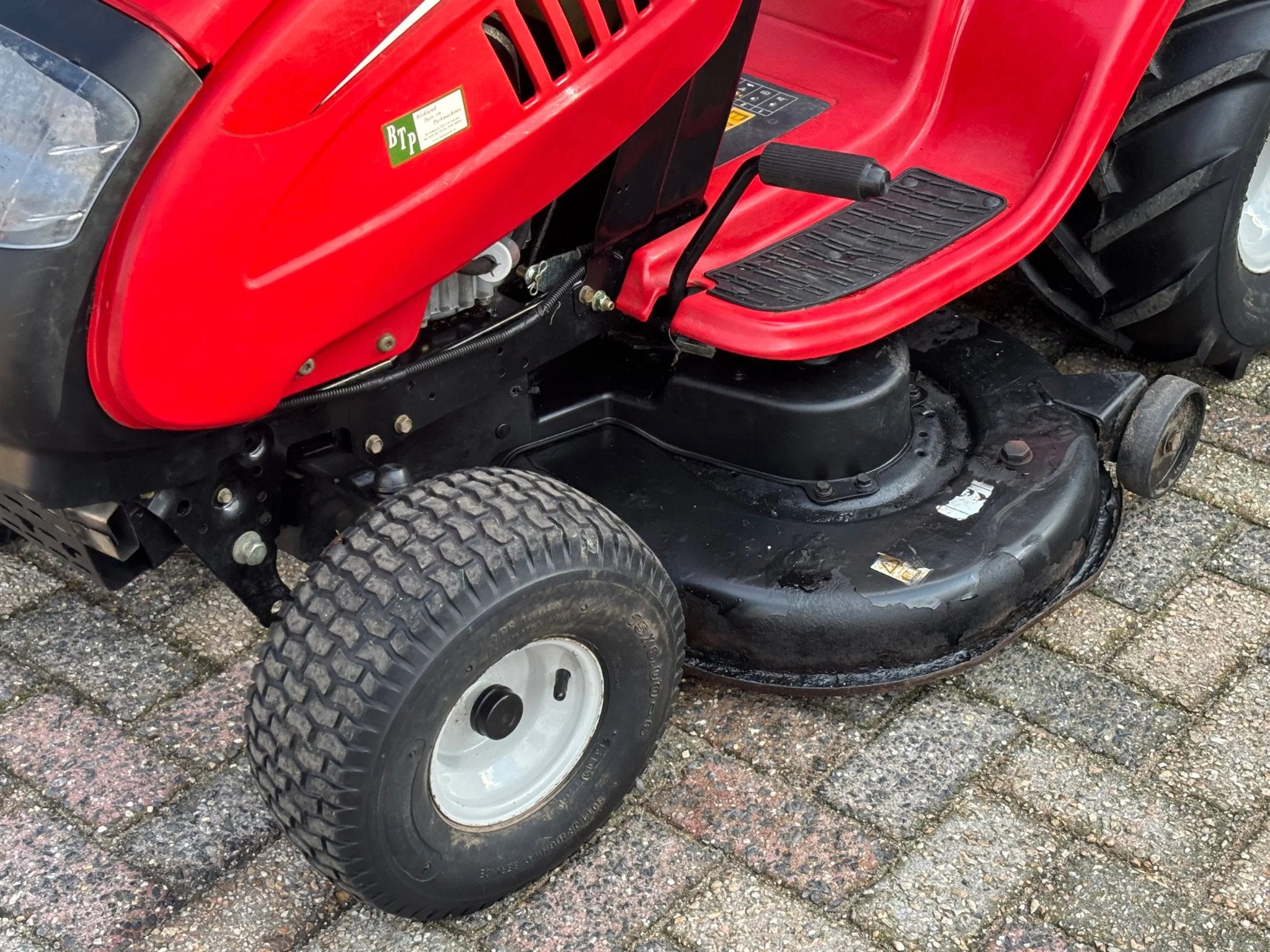 MTD Gebruikte 17,5 pk zitmaaier met tractorbanden en trekhaa, Gebruikt, MTD