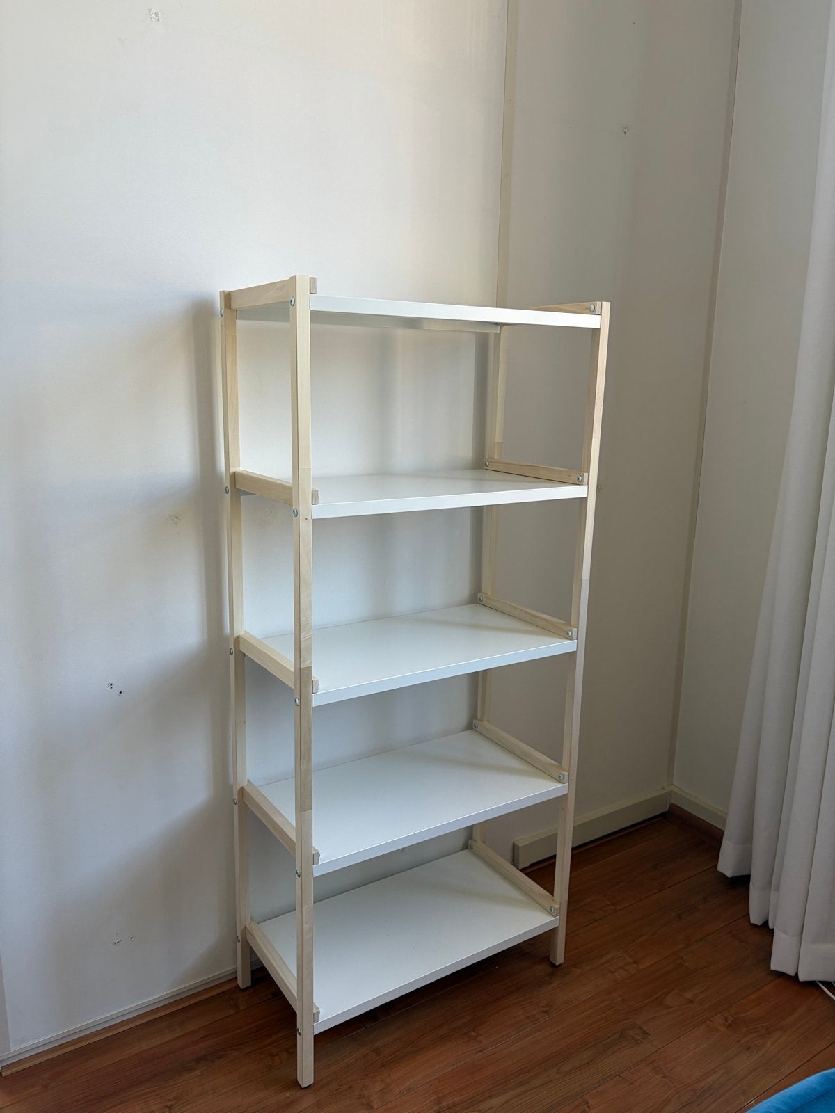 Witte houten boekenkast met 5 planken, Ophalen, Met plank(en), 50 tot 100 cm, Zo goed als nieuw