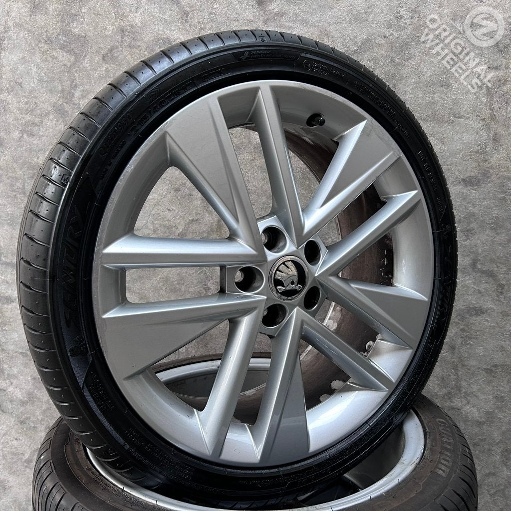 17 inch originele velgen + zomerbanden Skoda Fabia, Banden en Velgen, 17 inch, Ophalen of Verzenden, Personenwagen