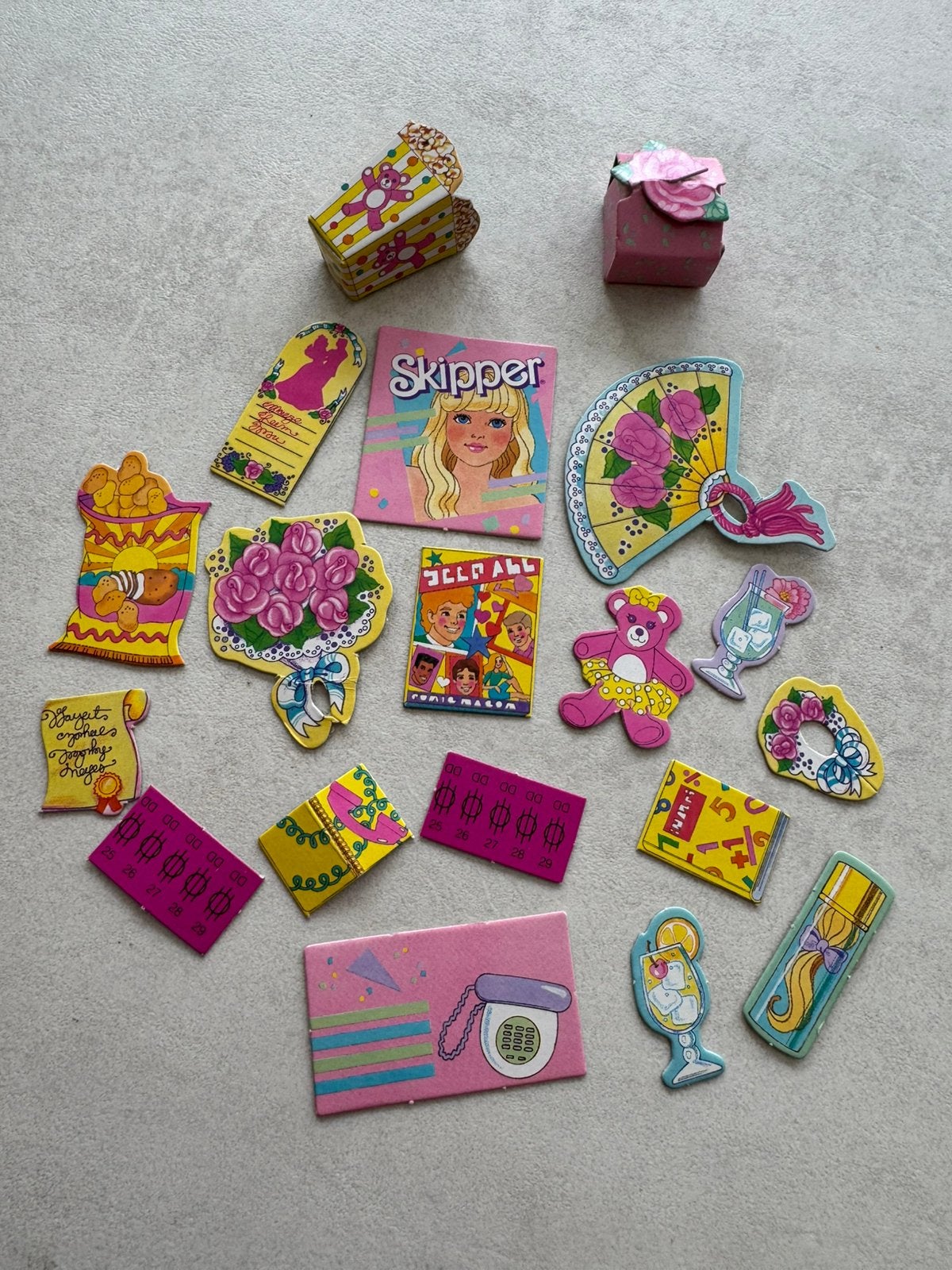 Barbie kartonnen accessoires jaren 80, Verzamelen, Poppen, Ophalen of Verzenden, Gebruikt, Accessoires