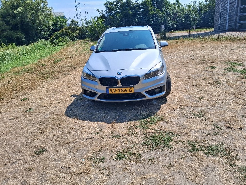 BMW 2-Serie Active Tourer 218i 136pk Aut 2016 Grijs, Auto's, 1345 kg, Zwart, Particulier, 3 cilinders