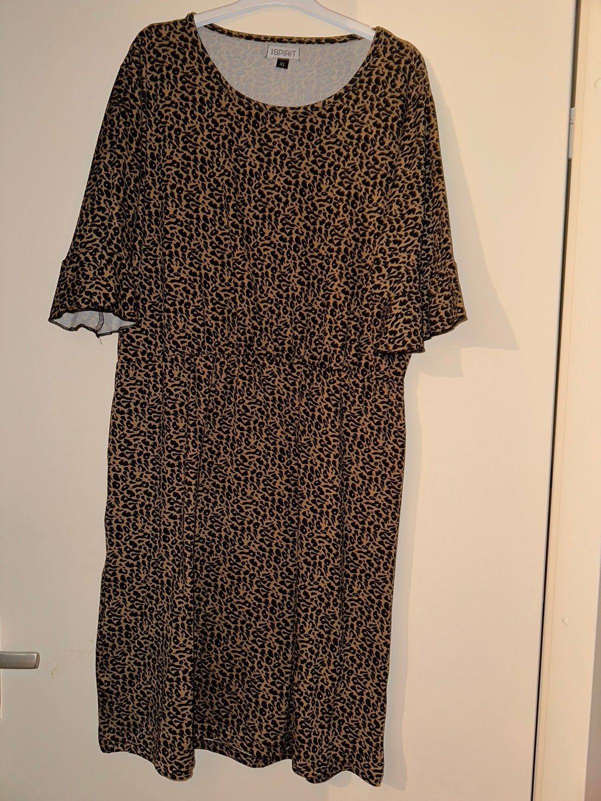 Dames panterprint jurk van True Spirit, Ophalen of Verzenden, Zo goed als nieuw, Maat 42/44 (L), Bruin