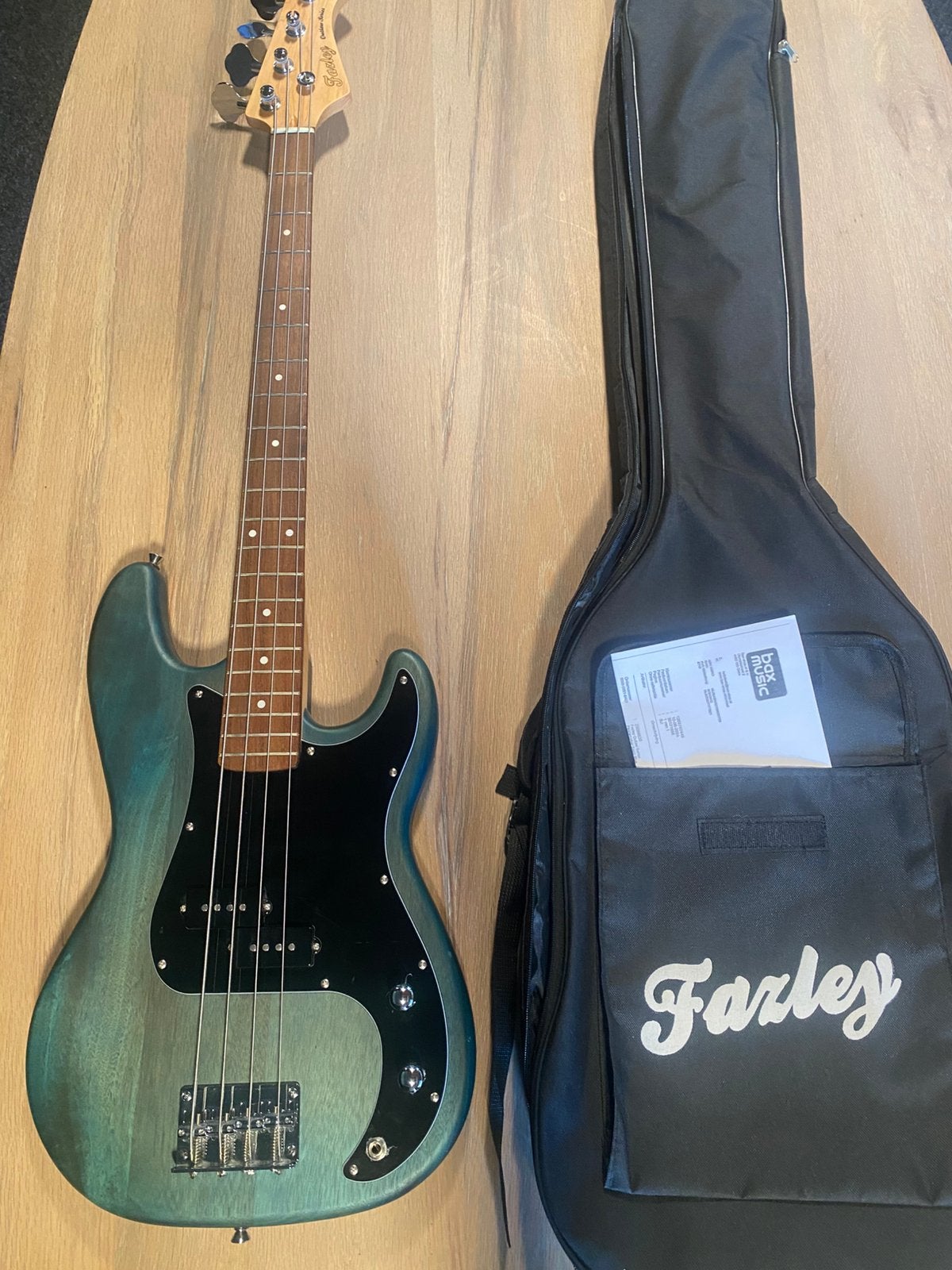 Fazley Outlaw series Peacemaker Basic Blue BASGITAAR + bag, Gebruikt, Fazley, Nvt, Nvt