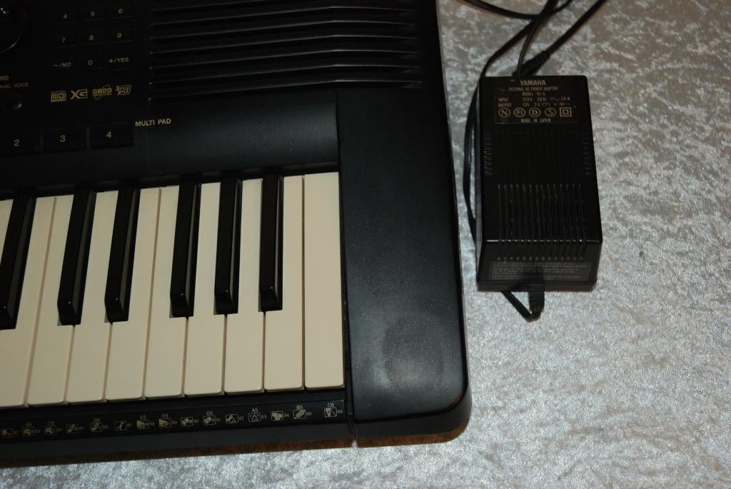 Yamaha Keyboard met luidsprekers en adapter PSR-630, Muziek en Instrumenten, Instrumenten | Onderdelen, Gebruikt, ., Keyboard of Synthesizer