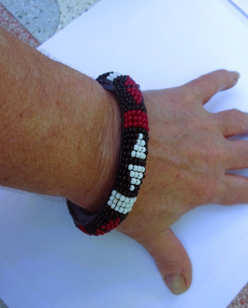 Afrikaanse Handgemaakte leer- en kraaltjes tribal armband, Overige kleuren, Verzenden, Leer, Zo goed als nieuw