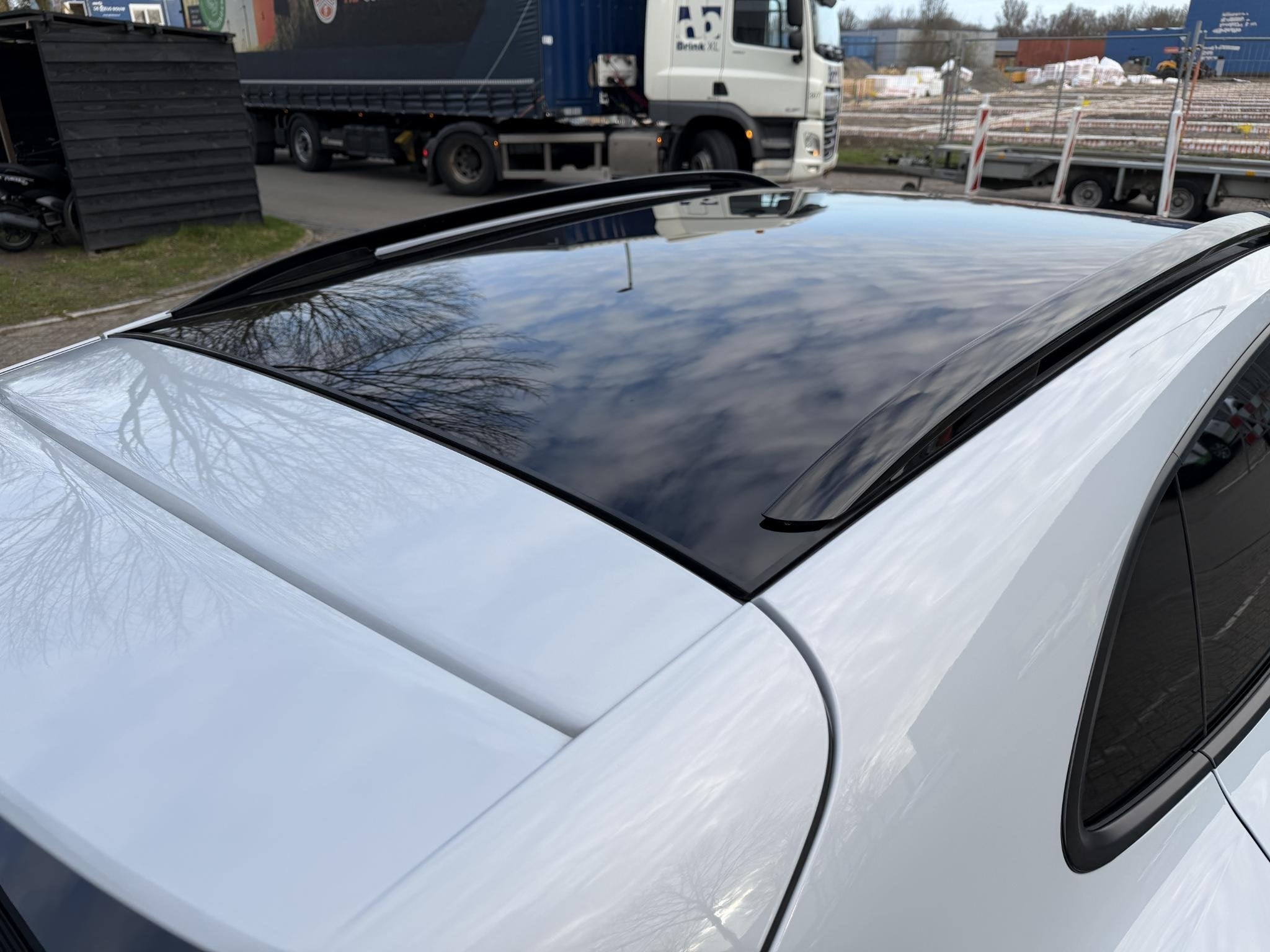 Foto 22 van Porsche Taycan Sport Turismo Black Edition 105 kWh luchtveri