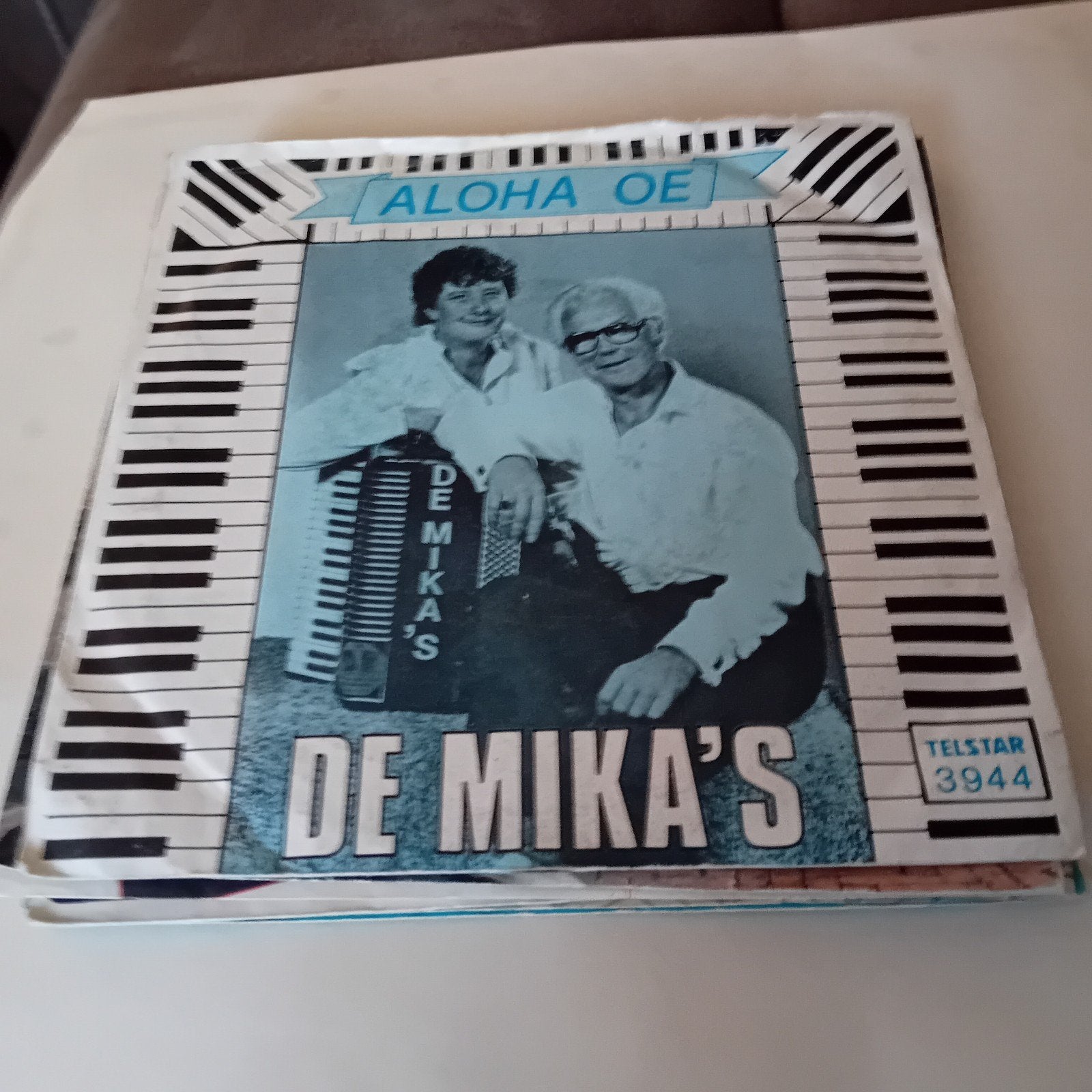 Single de mika's aloha oe telstar, Ophalen of Verzenden, Zo goed als nieuw, Overige formaten, Levenslied of Smartlap