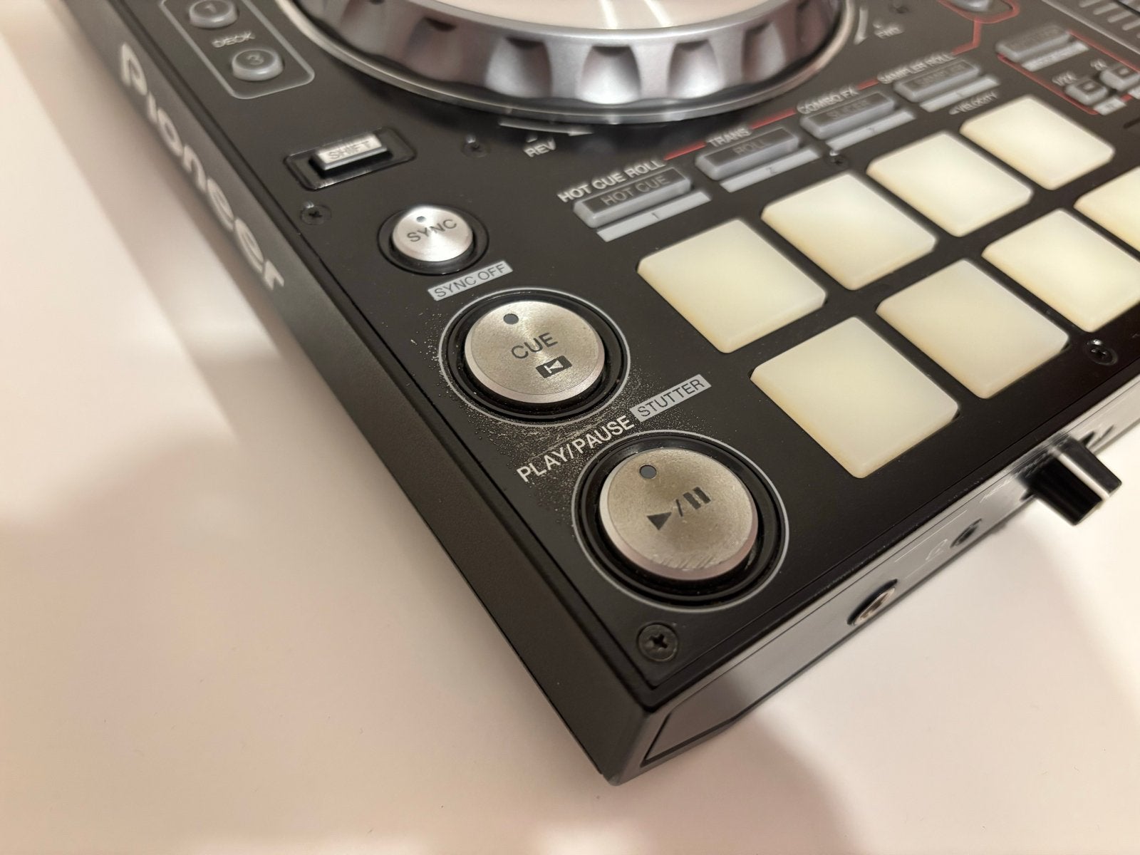 Foto 5 van Pioneer DDJ-SR DJ Controller (evt met complete set-up)