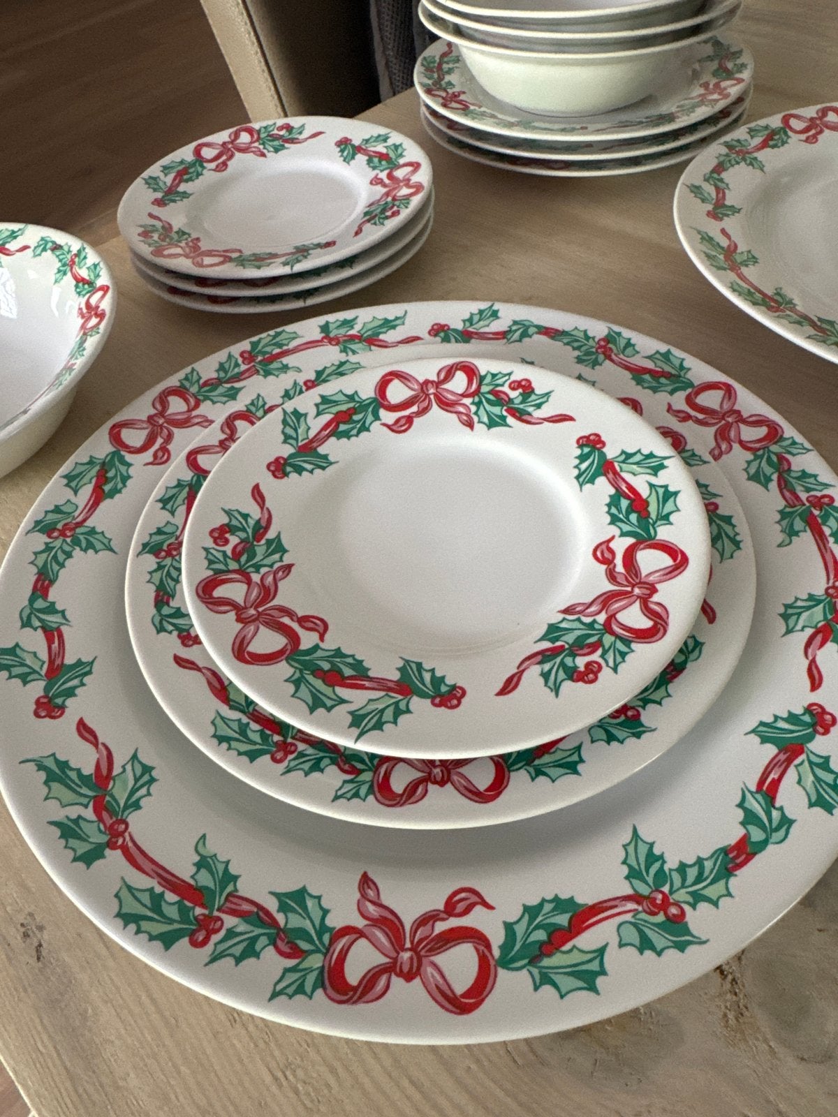 4 delig Kerstservies hulst blaadjes en strik patroon, Ophalen, Steen, Overige merken, Zo goed als nieuw