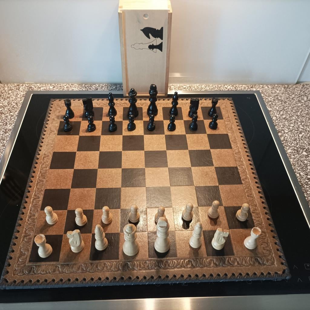 Decoratief schaakspel met houten stukken en bord, Ophalen of Verzenden, Gebruikt