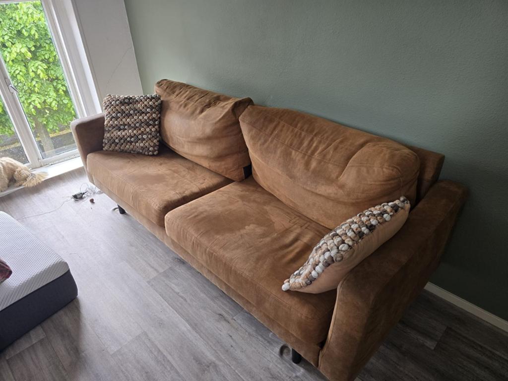 Gratis af te halen: Comfortabele bruine bank, Huis en Inrichting, Banken | Bankstellen, Ophalen, Gebruikt, Driepersoons, 75 tot 100 cm