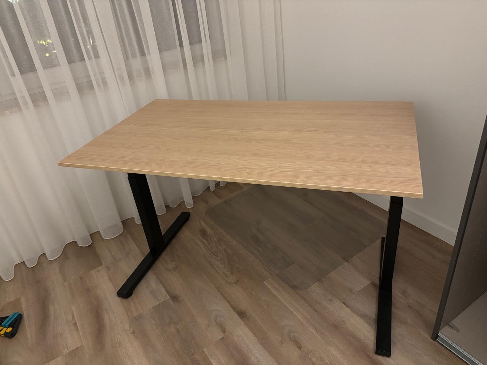 licht eiken bureau, Huis en Inrichting, Ophalen, In hoogte verstelbaar, Zo goed als nieuw