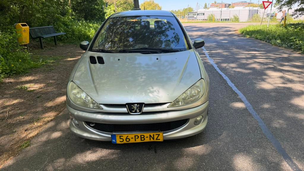 Peugeot 206 1.4 16V XS 3D 2004 Grijs nw apk clima nap netjes, Auto's, Peugeot, Voorwielaandrijving, 1360 cc, 31 €/maand, 4 cilinders