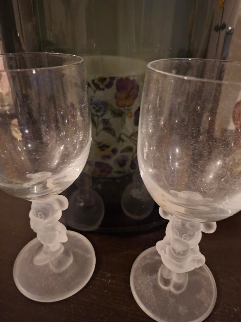 Disney Parijs Wijnglazen Minnie en Mickey - 2 stuks, Ophalen of Verzenden, Mickey Mouse, Gebruikt, Servies