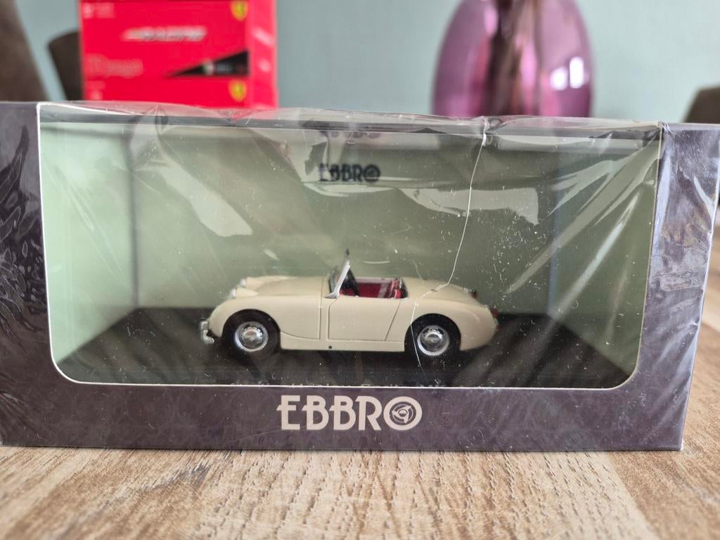 Austin Healey Sprite MK.1 crème/wit 1:43 (Ebbro), Ophalen of Verzenden, Nieuw, Auto, Overige merken