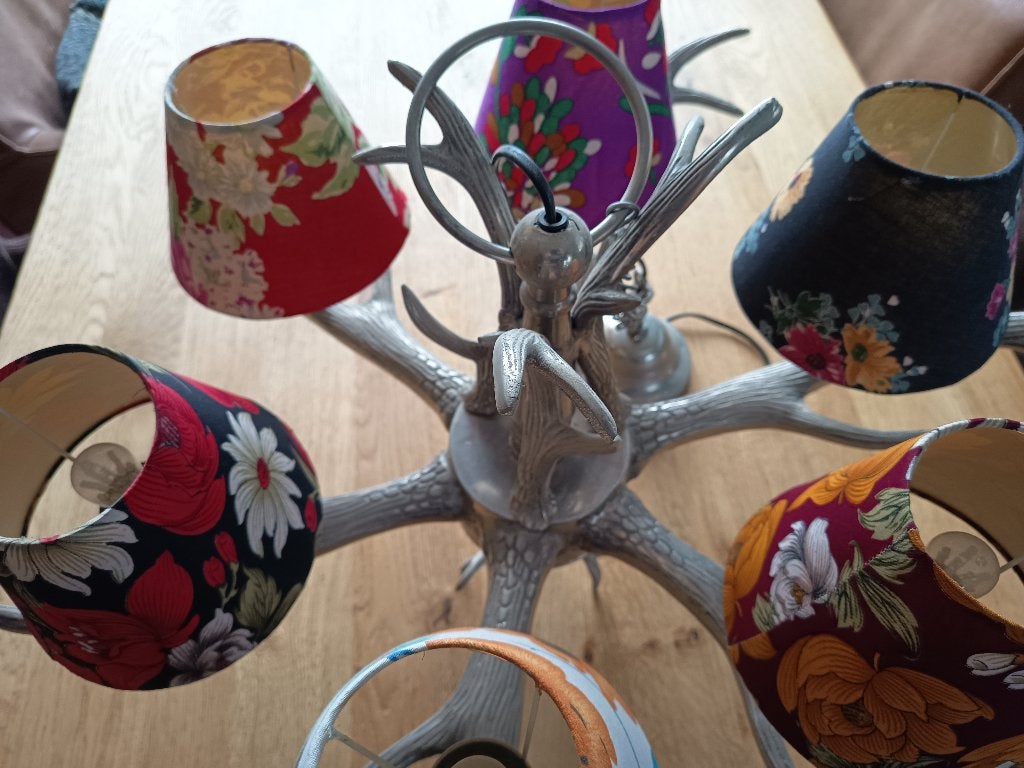 unieke hanglamp met stalen gewei en fleurige kapjes, Ophalen, Gebruikt, Metaal, Modern, klassiek, eigentijds, landelijk