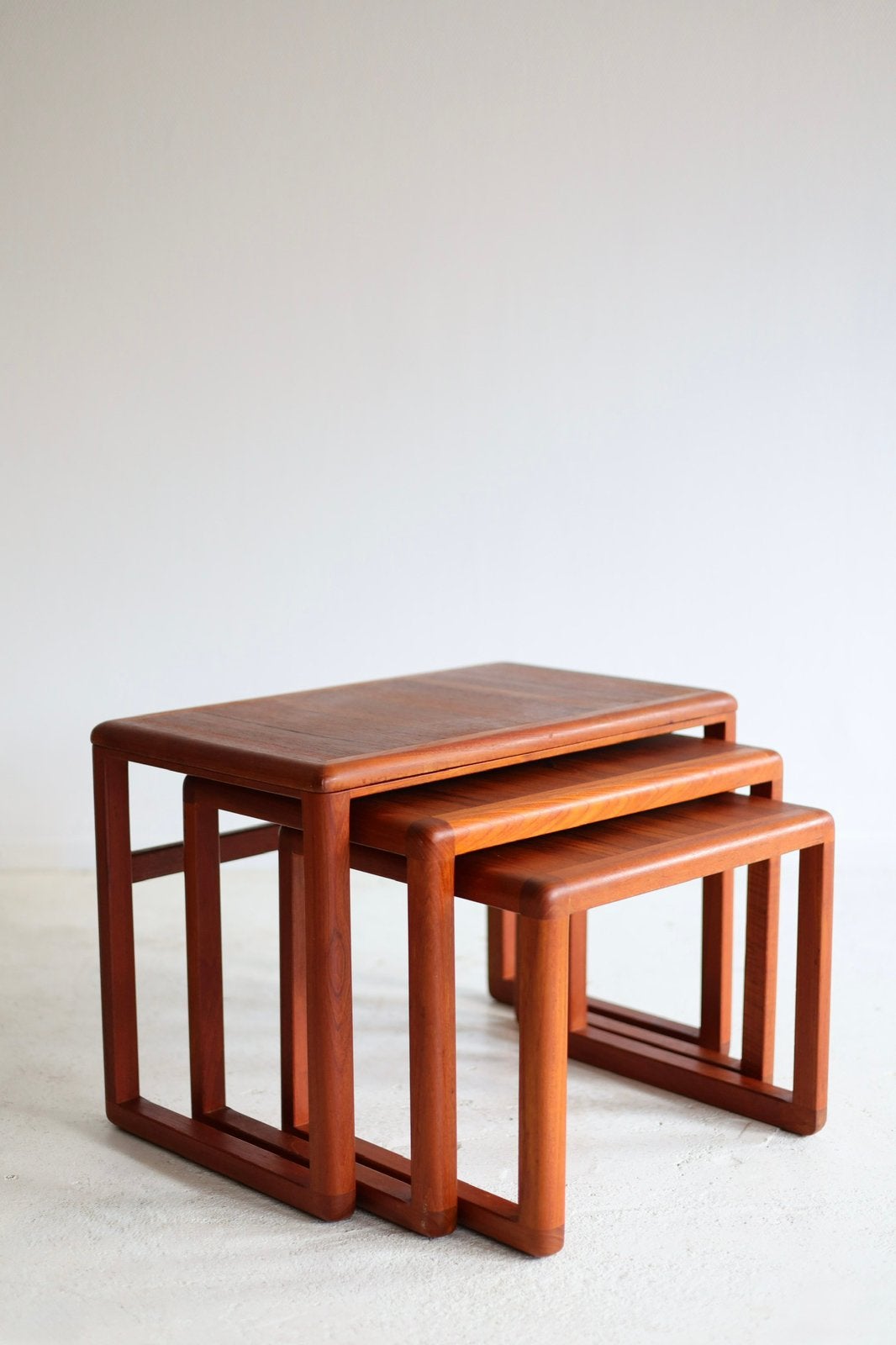 Set van drie Deense nesting bijzettafels, Pim@tijdperk.eu leyla@tijdperk.eu, Zo goed als nieuw, Deens design, Hout