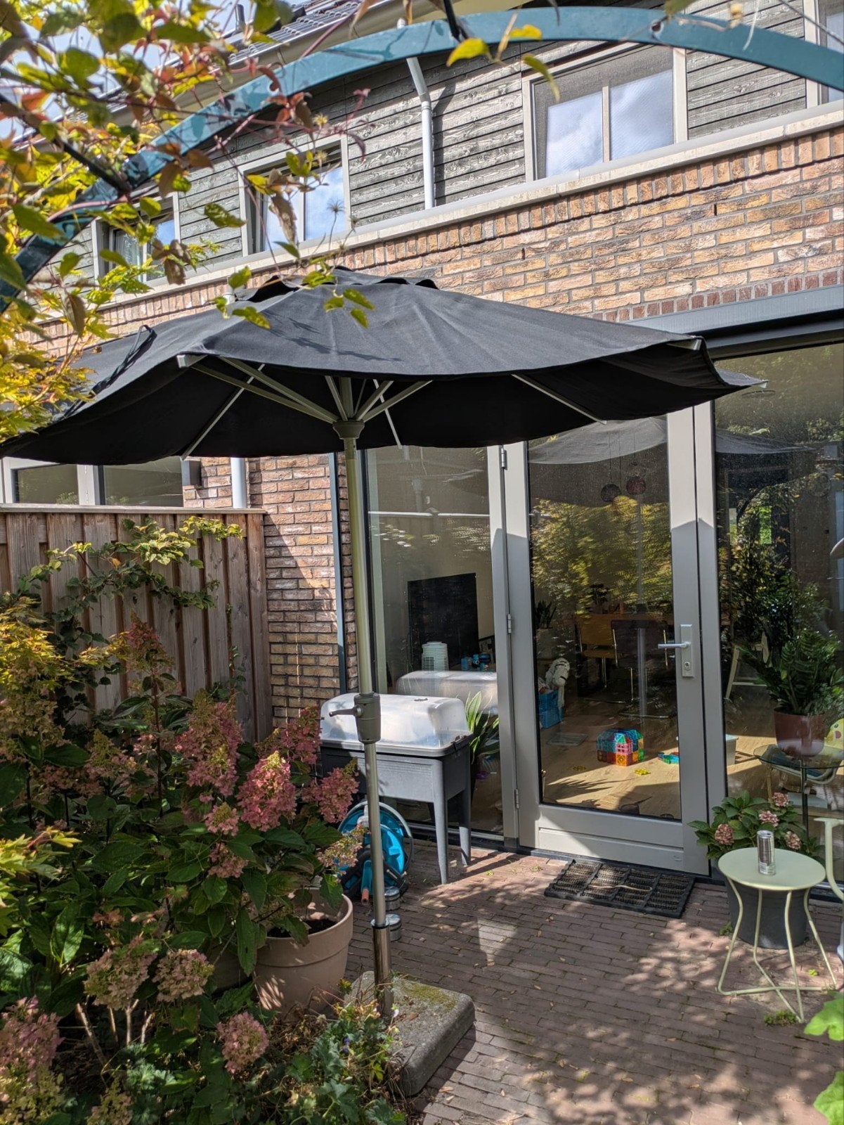 Gebruikte parasol met stenen voet