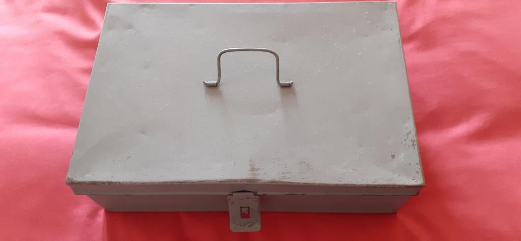 ijzeren( vinted)kist, Antiek en Kunst, Antiek | Gereedschap en Instrumenten, Verzenden