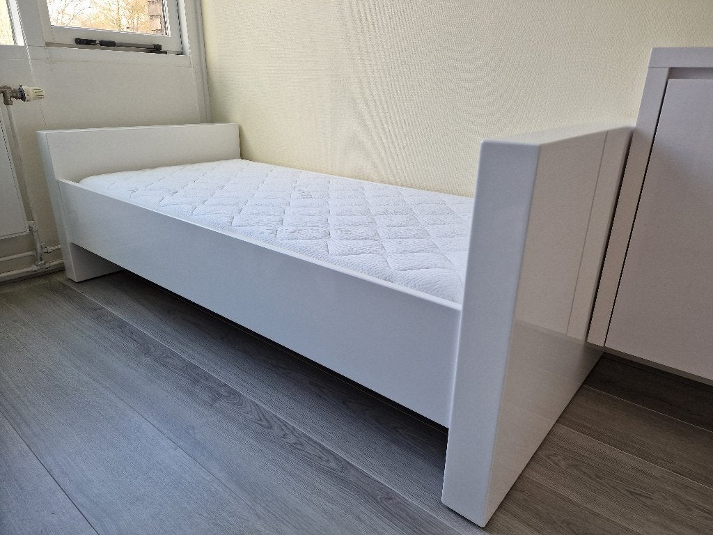 Kidsmill Alaska Peuterbed / juniorbed 70 x 150 Wit Hoogglans, Huis en Inrichting, Ophalen, Wit, 190 cm of minder, Zo goed als nieuw