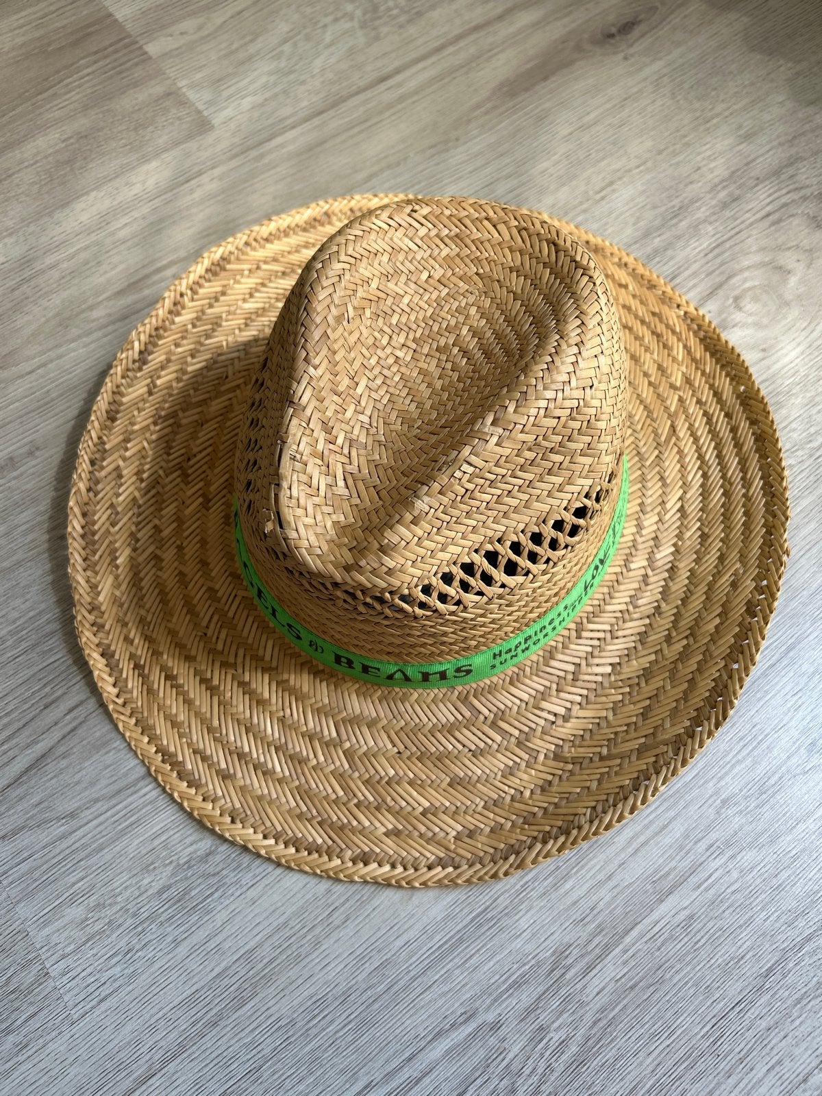 Strohoed met groene band, maat 58, Kleding | Dames, Ophalen, Gedragen, 58 cm (L, 7¼ inch) of meer, Hoed